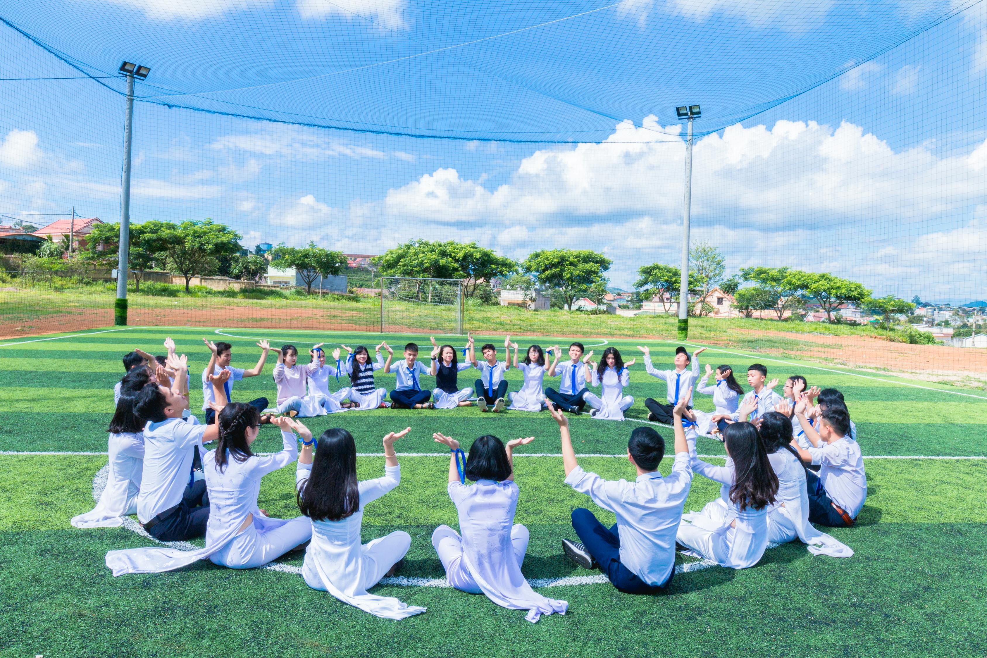 男孩高考考场，现实与影视剧情交织的故事